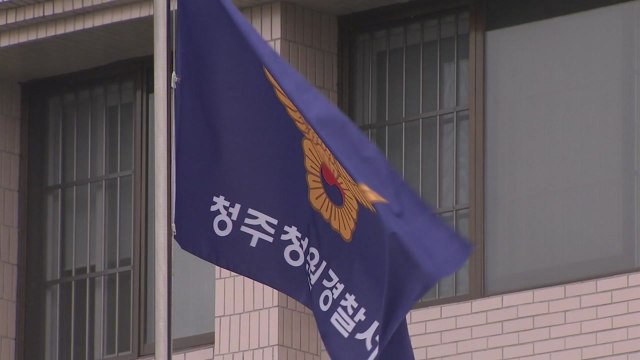 뭘 쳐다봐 술병으로 편의점 직원 때린 중학생 / YTN