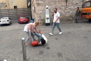 Taksim Meydanı'nda Kadınların Omuz Atma Kavgası Kamerada