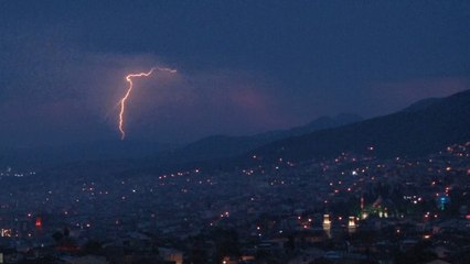 Bursa'da Gökyüzünü Şimşekler Aydınlattı
