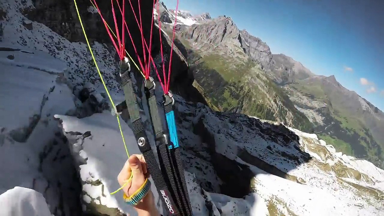 Speedflying avec Jamie Lee au bord des rochers