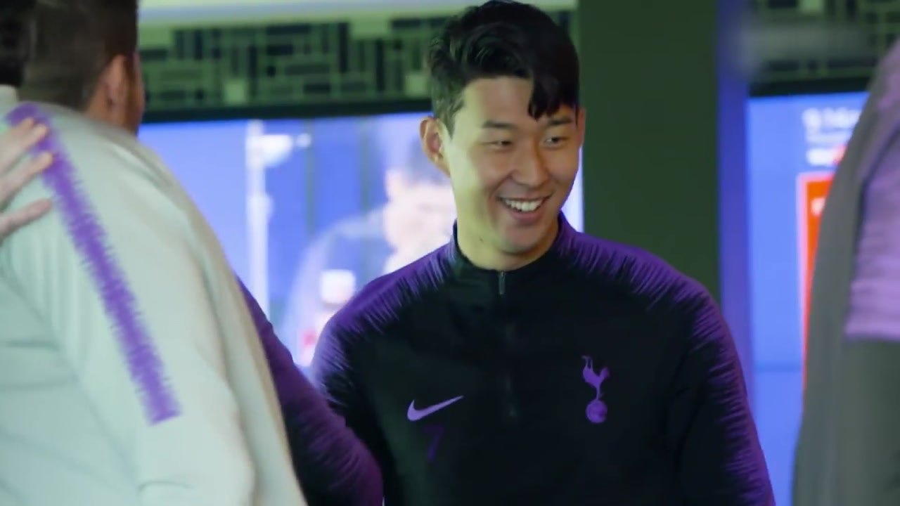 손흥민, 금메달 들고 토트넘 복귀...축하 인사 / YTN
