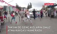 Taksim'de genç kızların omuz atma kavgası kamerada