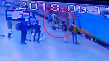 इस Viral Video को देख चलती ट्रेन में चढ़ने से पहले 100 बार सोचिएगा | वनइंडिया हिन्दी