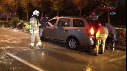 İstanbul’da Araçlar Yağmur Sularında Mahsur Kaldı