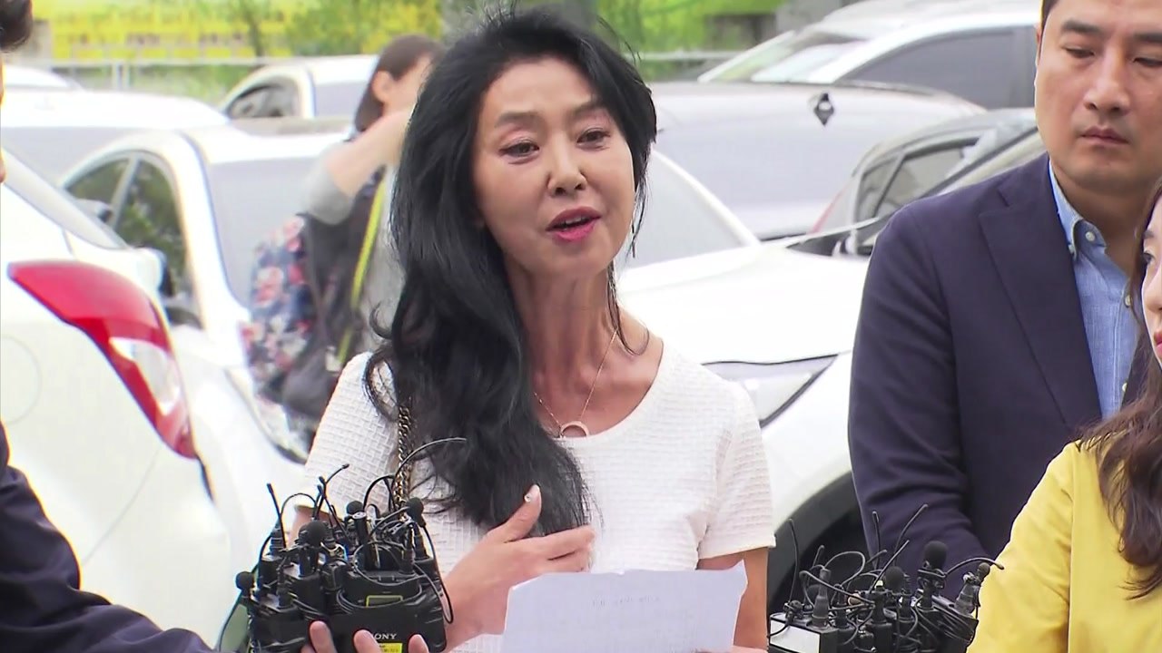 "법의 심판 받게 할 것"...김부선, 강용석 변호사와 경찰 출석 / YTN