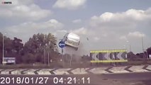 Une camionnette lancée dans les airs après avoir loupé un rond-point.