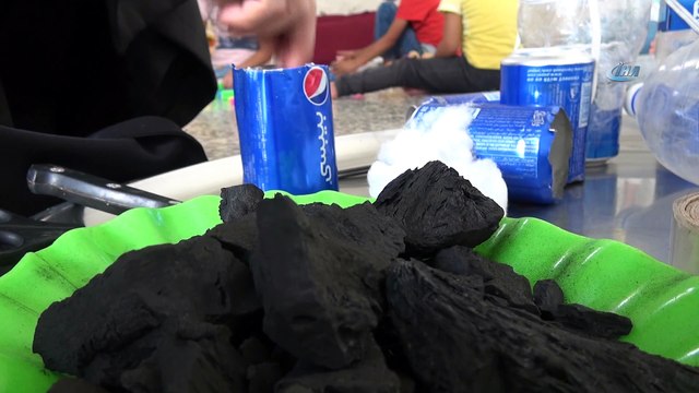 - İdlibli Anneden Zehirli Gaz Saldırısına Karşı Çocukları İçin El Yapımı Gaz Maskesi