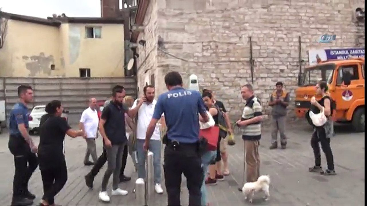 Taksim Meydanı'ndaki İki Genç Kızın Saç Başa Kavgasına Polis Müdahale Etti