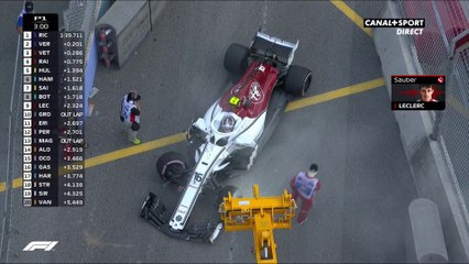 Charles Leclerc tape sa voiture lors des Essais Libres 1