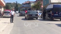 Ora News - Forcat speciale rrethojnë Vlorën, kontrolle në banesa dhe të shoqëruar