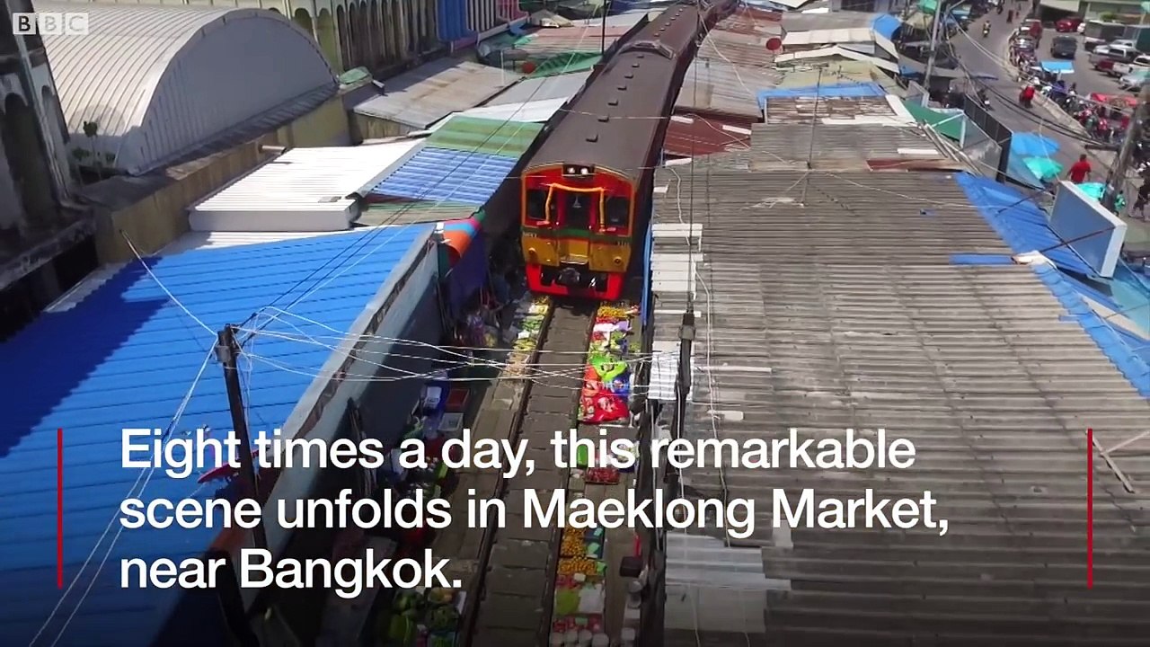 The train that drives through a market - BBC News