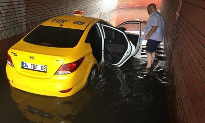 Taksi alt geçitte mahsur kaldı