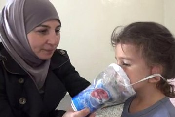 İdlibli Anneden Çocuklarına El Yapımı Gaz Maskesi