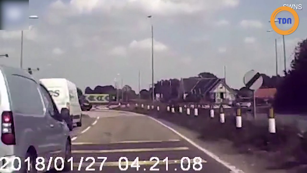 Une camionnette s'envole dans un rond-point !