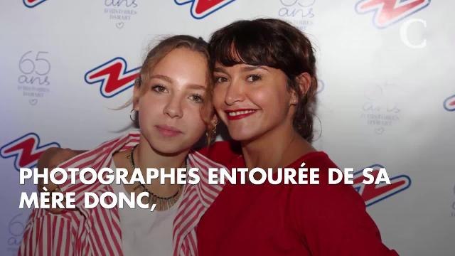 PHOTOS. Bisous, câlins... Emma de Caunes et sa fille complices à la soirée Damart