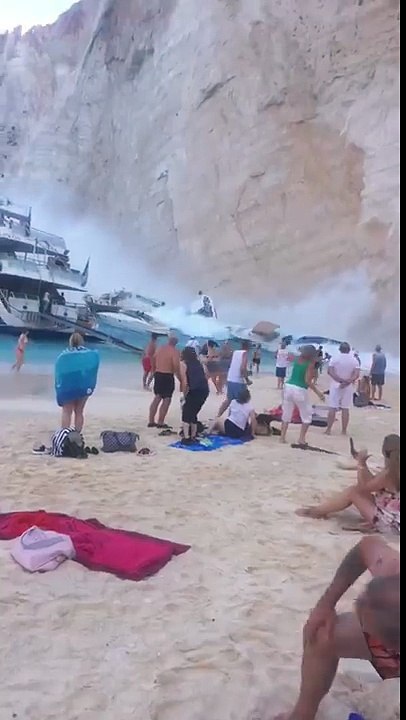 Un morceau de falaise se décroche près dune plage en Grèce