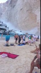 Un morceau de falaise se décroche près dune plage en Grèce