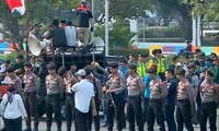 Aksi Mahasiswa Pro dan Kontra Jokowi di Depan Istana