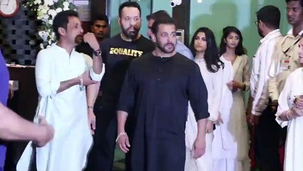 Télécharger la video: Salman Khan At Sister Arpita Khan's Ganesh Chaturthi, Ganpati Celebration