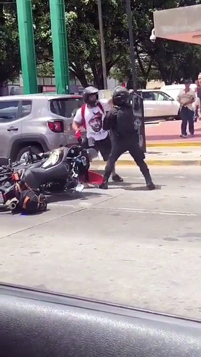 Οδηγός μηχανής σπάει στο ξύλο αστυνομικό επειδή τον έριξε κάτω με την μηχανή