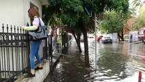 Sağanak Yağış Sonrası Beşiktaş'ı Su Bastı, Vatandaşlar Yolu Geçmek İçin Duvara Tırmandı