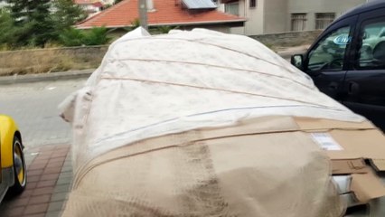 Şiddetli dolu ve yağış uyarısına karşı vatandaşlardan kartonlu ve battaniyeli tedbir