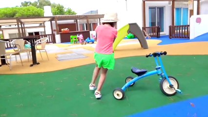 Куклы и Катя ловят бабочек в парке и находят малышей Cry Babies surprises for kids