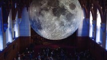 Une réplique de la lune illuminée de 7 mètres de haut fait le tour du monde : magnifique
