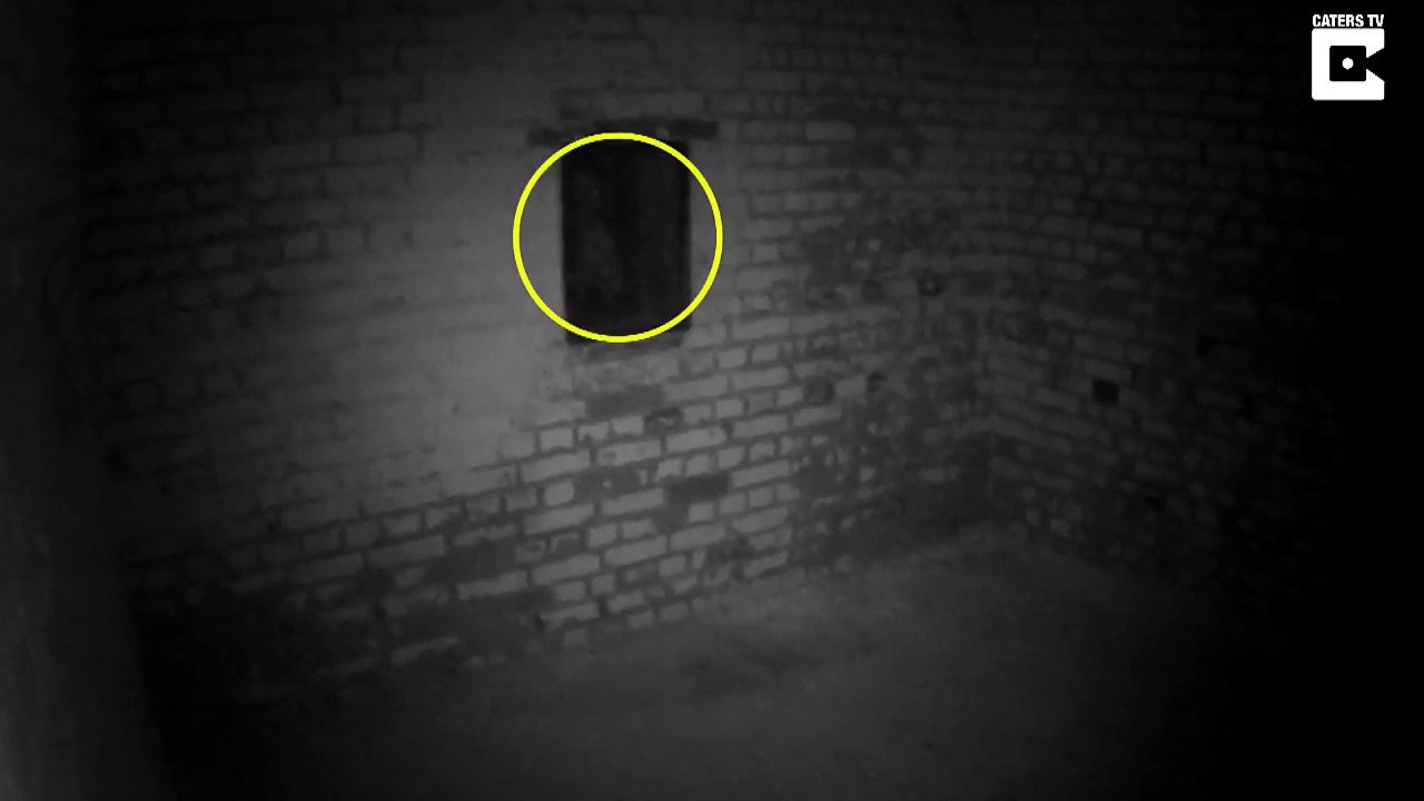 Il pense avoir vu un fantôme à travers la fenêtre de ce chateau