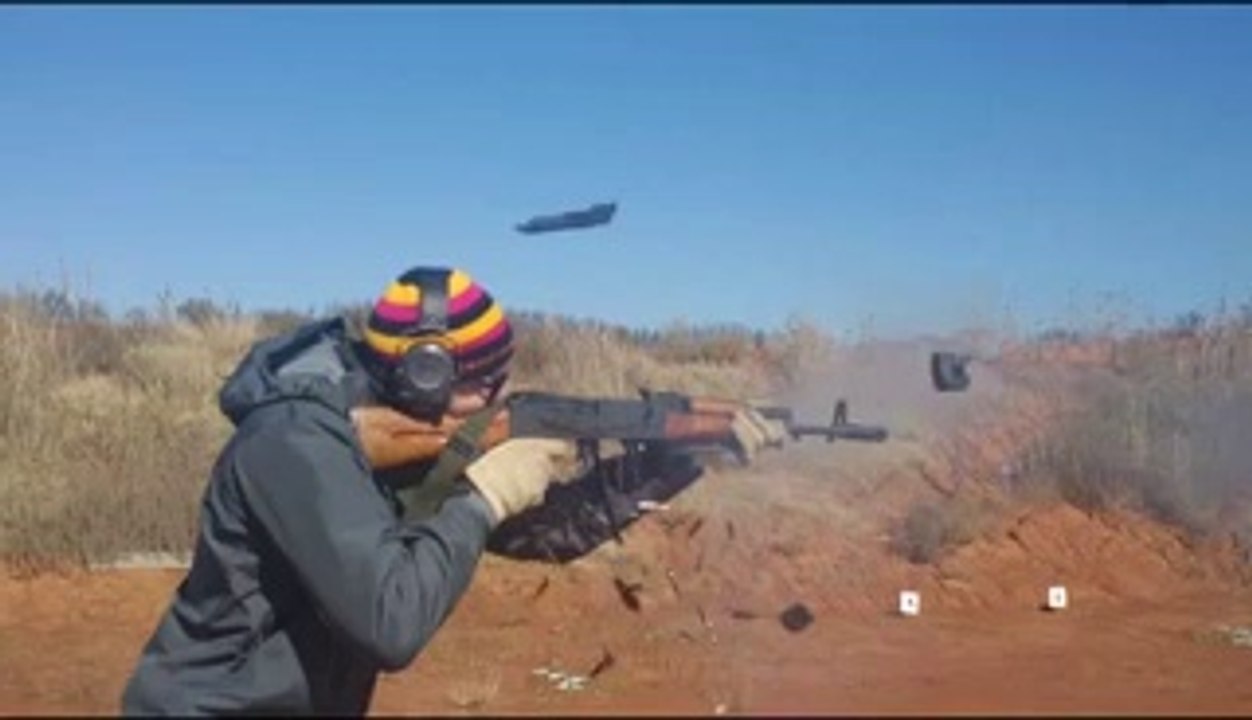 Son fusil AK-47 lui explose au visage en pleine séance de tir