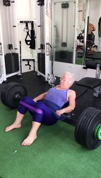 Cette mamie soulève des barres énormes en musculation!