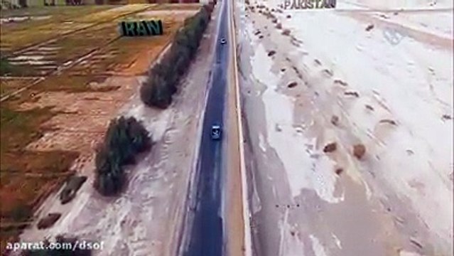 بلوچستان کی پسماندگی۔۔ایک سڑک کا فرق۔۔۔ایک طرف بلوچستان، دوسری طرف ایران