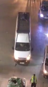 Ce migrant sur le toit d'un camion arrive à embarquer sur un ferry