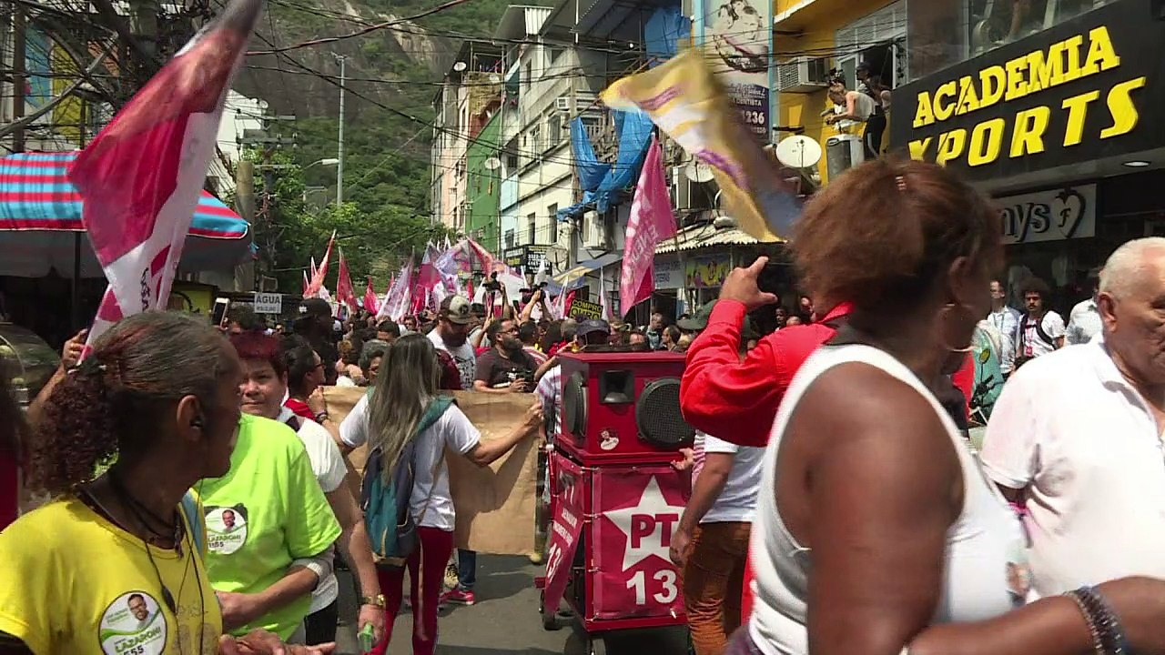 Haddad faz campanha na favela da Rocinha, no Rio