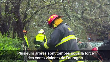 Les pompiers interviennent sur une maison détruite par l'ouragan