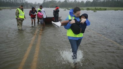 Descargar video: Hurricane Florence Claims First Victims In North Carolina