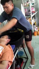 Khi tao là dân bay  mà má t cứ bắt tao gội đầu