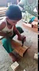 അമ്മയെ ജോലിയിൽ സഹായിക്കുന്ന ഒരു കൊച്ചു കുരുന്ന്