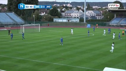 Belle tête qui passe à côté du but!