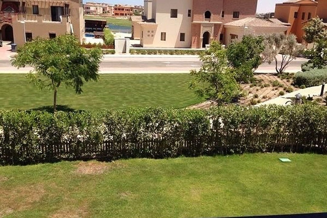 للبيع فيلا ايزولا فى مراسي موقع مميز يطل على حديقة خاصة بمساحة 740 متر