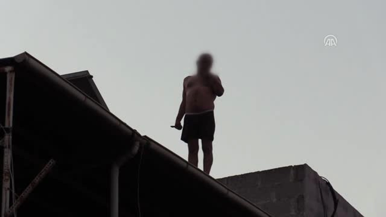 Evindeki Eşyaları Dışarı Atarak Yolu Trafiğe Kapattı