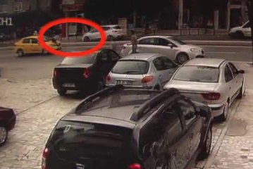 Kız Arkadaşı ile Tartışıyordu: Otomobil Böyle Çarptı