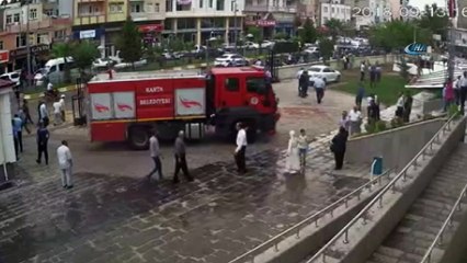 Şiddetli fırtına nedeniyle çatılar uçtu... O anlar kamerada