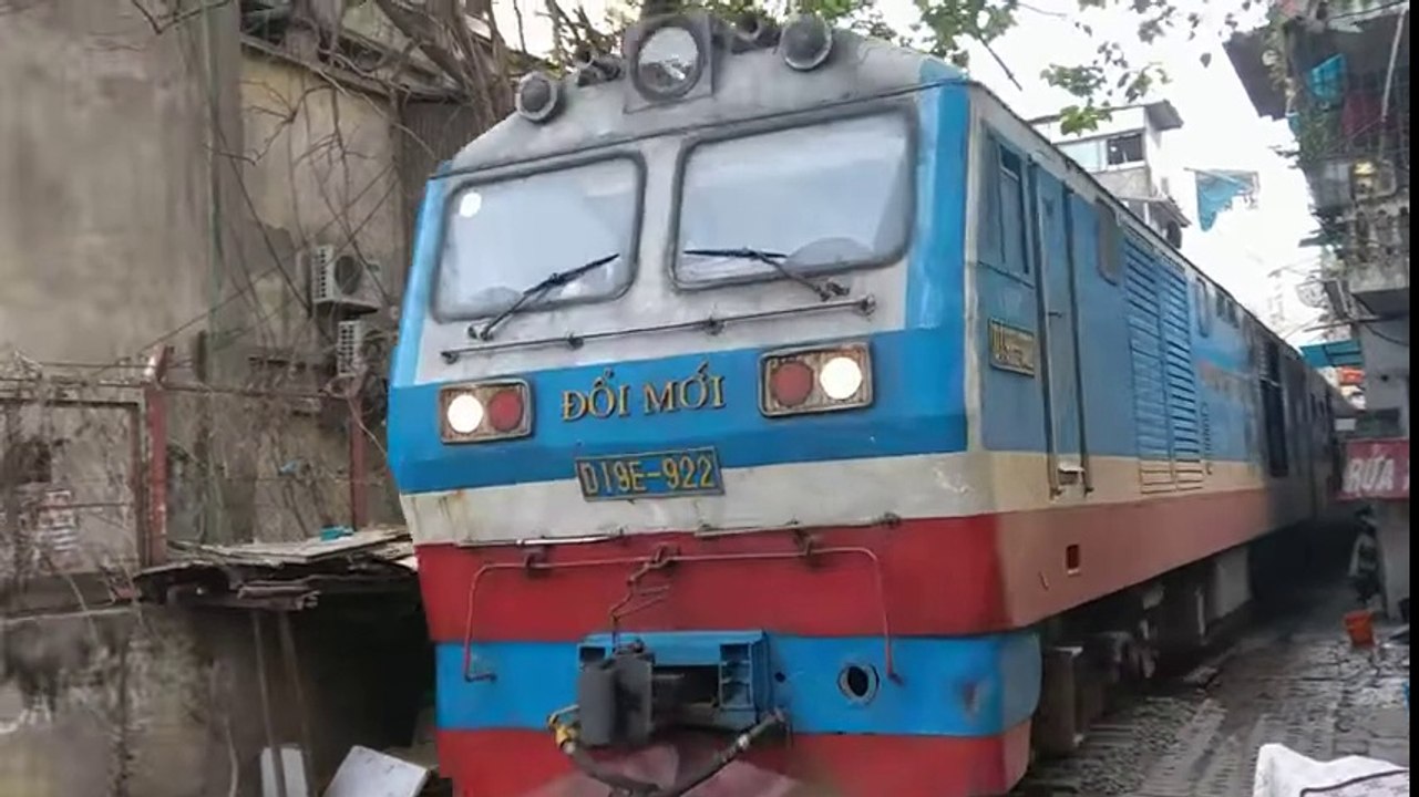 AMAZING TRAIN ROUTES || Train passing through narrow street in Thailand