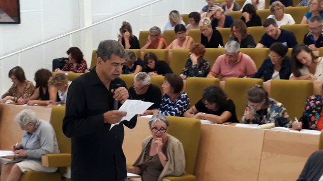 Daniel Picouly administre une dictée de son cru lors du Livres dans la Boucle à Besançon