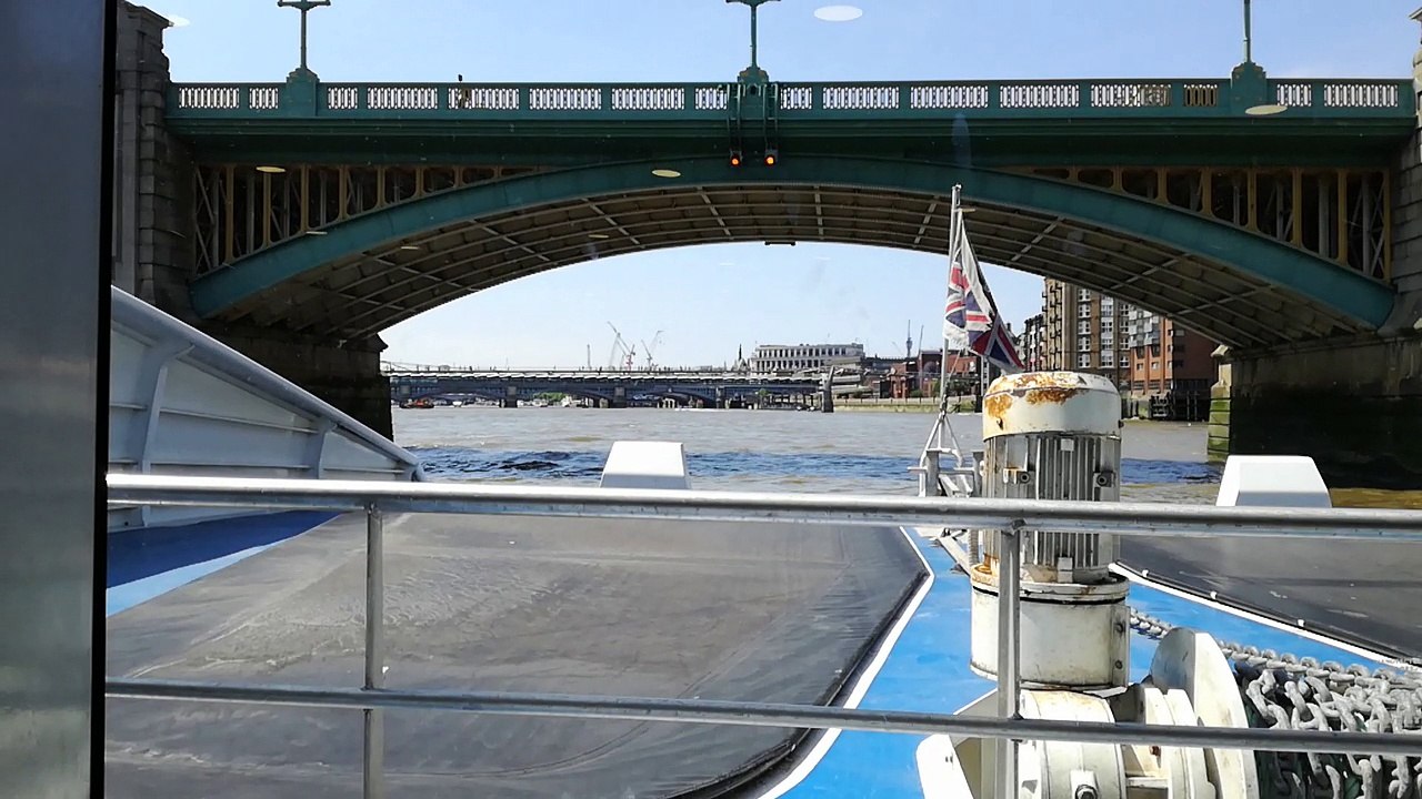 EN RIVERBOAT SUR LA TAMISE
