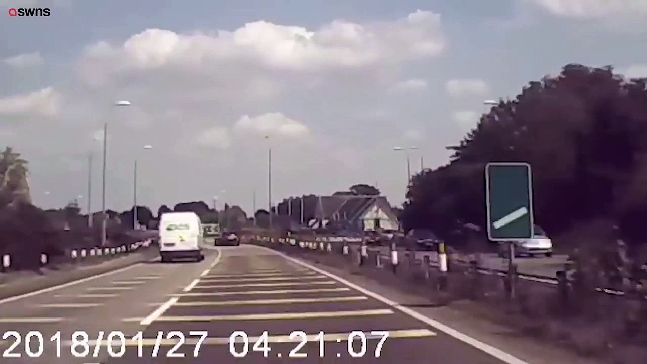 Il double et prend un rond point à pleine vitesse