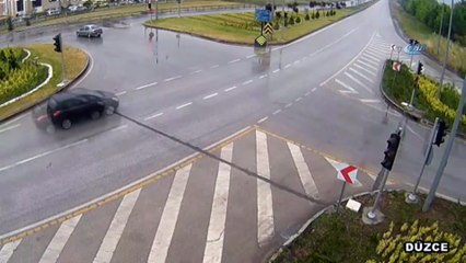 Kırmızı ışığa kalmadan geçmek için gaza bastı, yoldan böyle çıktı