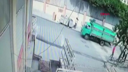 İstanbul- Minibüs Küçük Çocuğa Çarptı, Arkasına Bakmadan Kaçtı