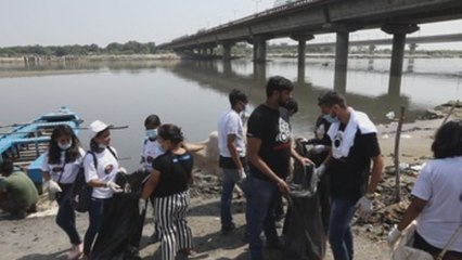 Miles de indios intentan cumplir el "sueño de Gandhi" de una "India limpia"